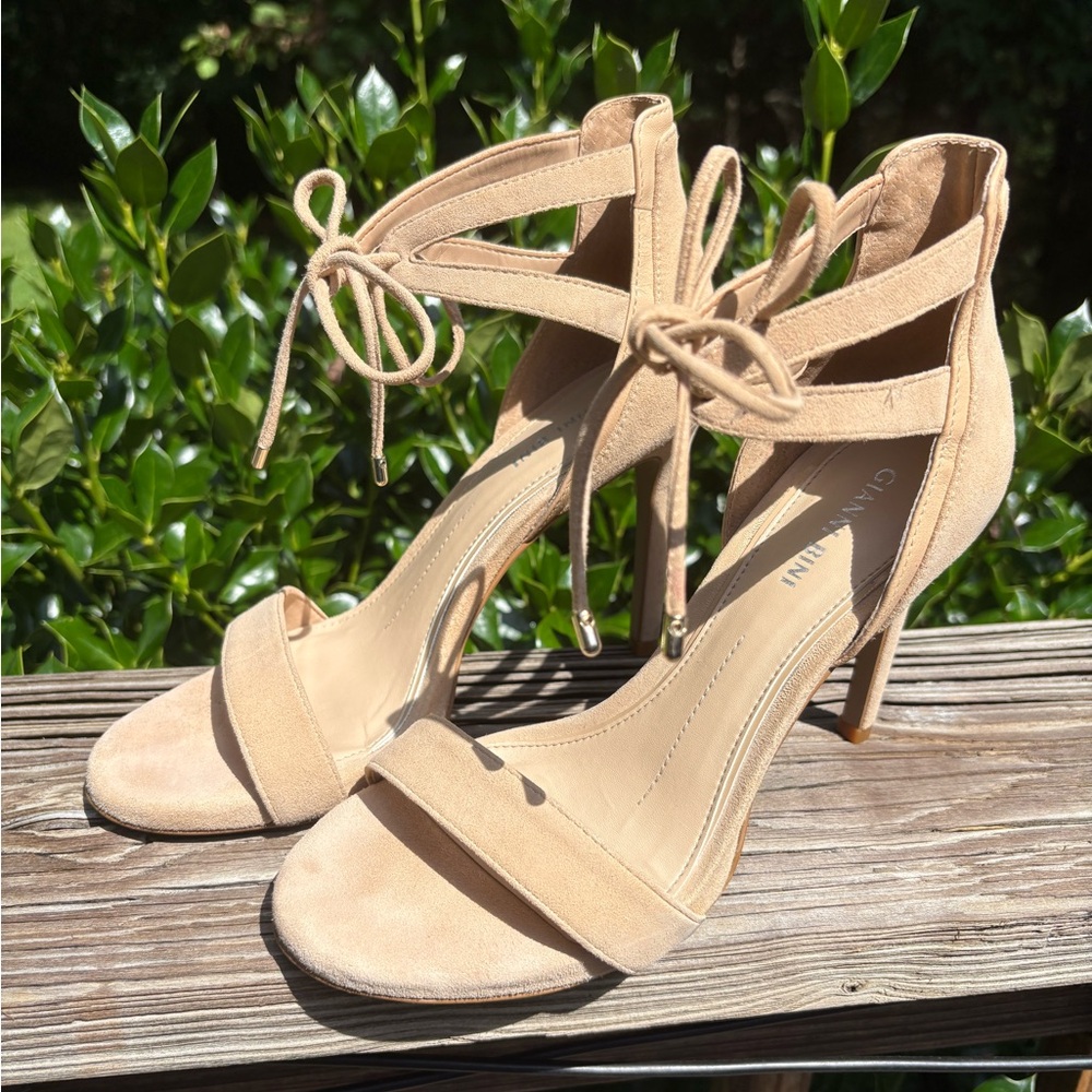 Gianni Bini Tan Heels Modern Design